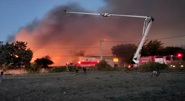 Silivri’de elektrikli ev aletleri fabrikasındaki yangına itfaiye müdahale ediyor