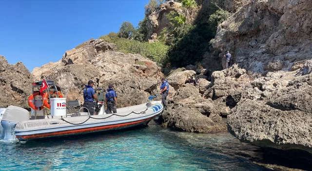 Antalya’da falezlerden düşen kişi, itfaiye ve deniz polisince kurtarıldı