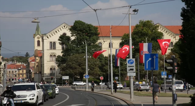 Hırvatistan sokakları Cumhurbaşkanı Erdoğan’ın ziyareti öncesi Türk bayraklarıyla donatıldı