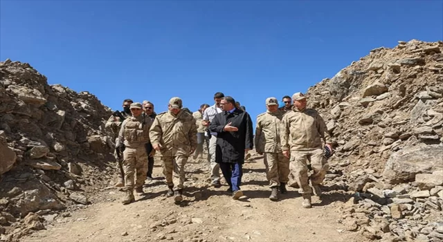 Van Valisi Balcı terörden temizlenen Tendürek Dağı’nda askerleri ziyaret etti