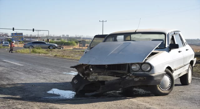 Şanlıurfa’da iki otomobilin çarpıştığı kazada 3 kişi yaralandı
