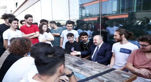 Bakan Varank 42 İstanbul yazılım okulunda gençlerle buluştu: