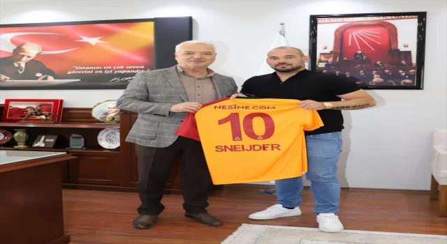 Galatasaraylı eski futbolcu Sneijder, Saruhanlı Belediyesi’ni ziyaret etti