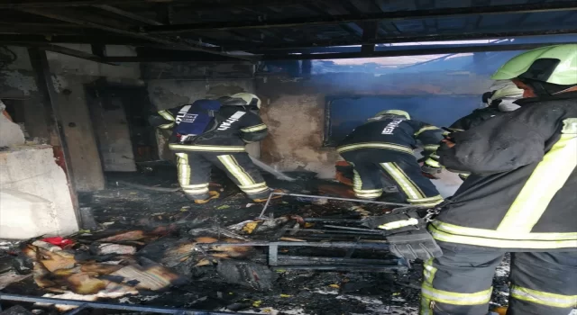Denizli’de apartmanın çatı katında çıkan yangın söndürüldü