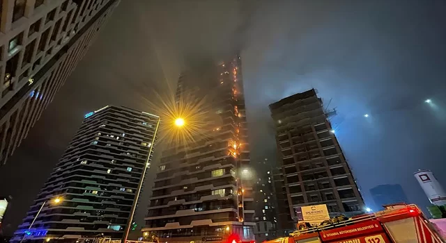 Kadıköy’de 24 katlı binada yangın çıktı