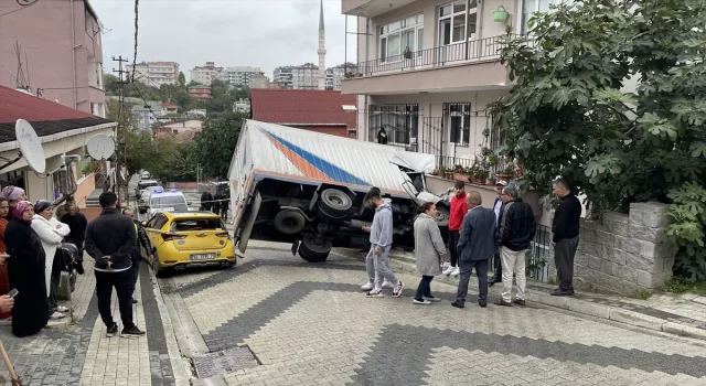 Üsküdar’da otomobile ve binaya çarpan kamyonetin yan yattığı kazada 1 kişi yaralandı