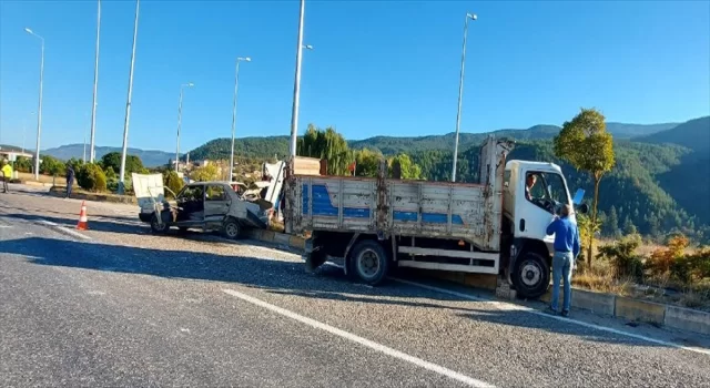 Karabük’te kamyonetle otomobilin çarpıştığı kazada 3 kişi yaralandı