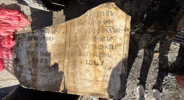Trabzon’da altyapı çalışması kazısında mezar taşı bulundu