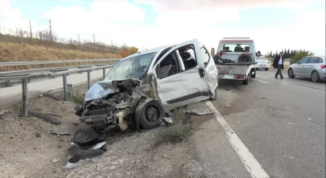 Kırıkkale’de 3 aracın karıştığı trafik kazasında 5 kişi yaralandı