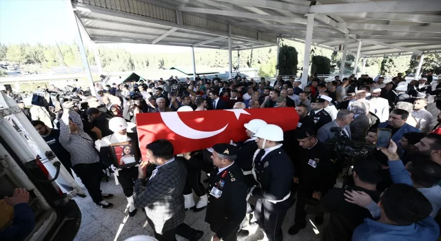 İstanbul’daki terör saldırısında hayatını kaybeden baba kızın cenazeleri Adana’da defnedildi