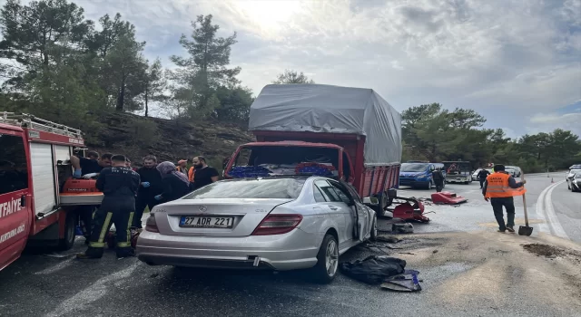 Antalya’da araba ve kamyonetin çarpıştığı kazada 2 kişi öldü, 6 kişi yaralandı