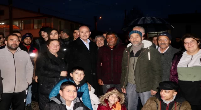 İçişleri Bakanı Soylu, depremin yaşandığı Düzce’de ziyaretlerde bulundu