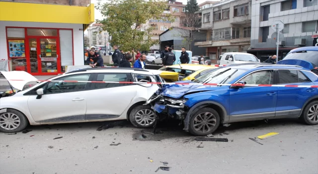 Maltepe’de zincirleme trafik kazasında 2 kişi yaralandı