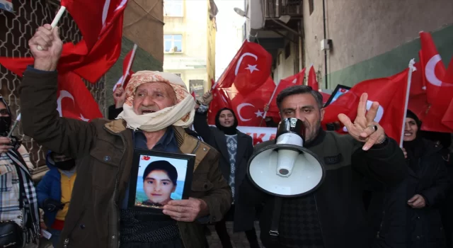 Hakkari’de çocukları dağa kaçırılan aileler HDP İl Başkanlığı önünde eylem yaptı