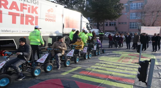 Çankırı’da öğrencilere ”Mobil Trafik Eğitim Tırı”yla eğitim veriliyor