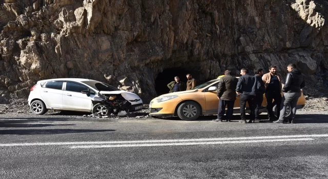 Hakkari’de iki aracın çarpıştığı kazada 7 kişi yaralandı 
