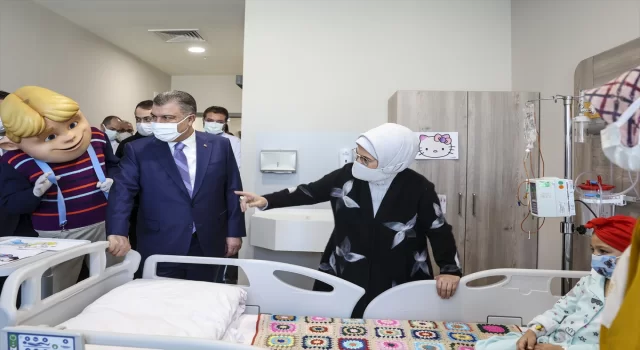 Emine Erdoğan’dan kanser hastası çocuklara moral ziyareti