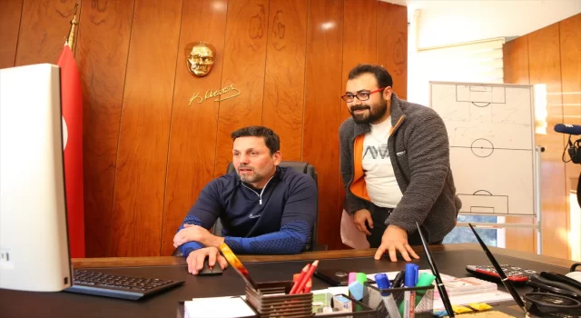 Gaziantep FK Teknik Direktörü Erol Bulut, AA’nın ”Yılın Fotoğrafları” oylamasına katıldı