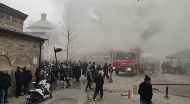 Bursa’da ahşap iş yerlerinin bulunduğu çarşıda çıkan yangına müdahale ediliyor