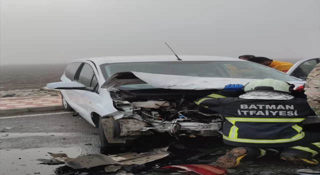 Batman’da hafif ticari araç ile araba çarpıştı, 1 kişi öldü, 4 kişi yaralandı