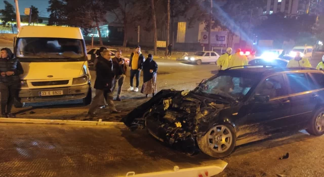 Şanlıurfa’da minibüs ile otomobilin çarpıştığı kazada 7 kişi yaralandı