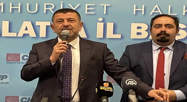 CHP Genel Başkan Yardımcısı Ağbaba, Malatya’da partisine üye olanlara rozet taktı: