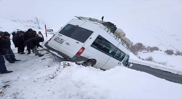 Kar sebebiyle yoldan çıkan minibüs ekiplerce kurtarıldı
