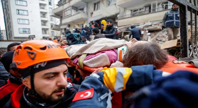 Diyarbakır’da yıkılan binalarda arama kurtarma çalışması devam ediyor