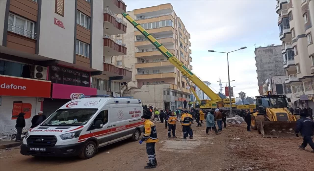 Gaziantep’te yıkılan binanın enkazından 28 saat sonra 4 kişi kurtarıldı