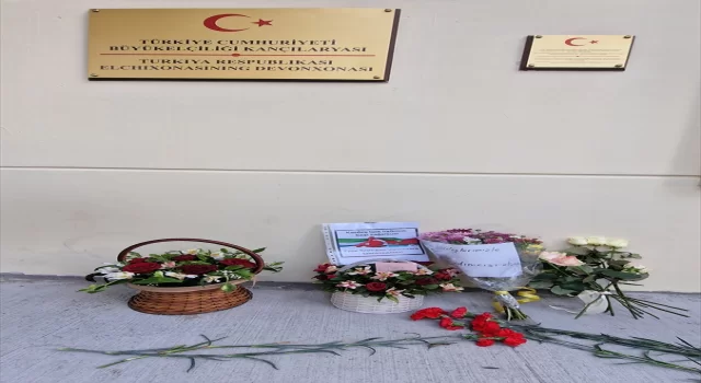 Özbekistanlılar depremde vefat edenler için Taşkent’teki Türk Büyükelçiliğine çiçek bıraktı