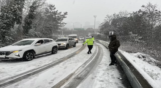 İstanbul’da devam eden kar yağışı hayatı olumsuz etkiliyor
