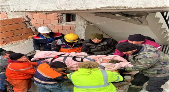 Elbistan’da enkaz altında kalan kadın 51 saat sonra kurtarıldı