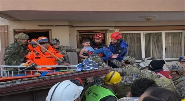 Hatay’da bir çift ile 3 çocuğu enkazdan 82 saat sonra kurtarıldı