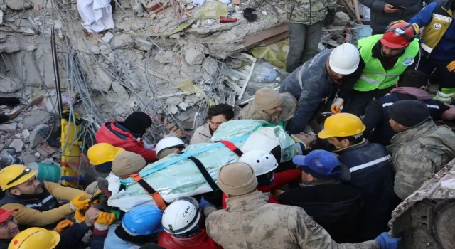Elbistan’da 4 kişilik depremzede aile 84 saat sonra asansör kabininden kurtarıldı