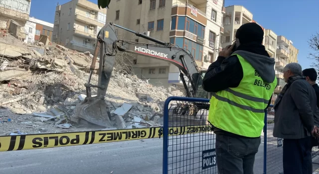 Şanlıurfa’da depremde yıkılan boş binaların enkazı kaldırılıyor
