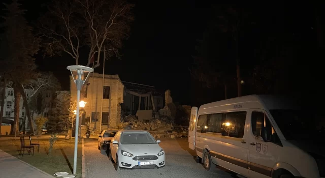 Hatay’da merkezli depremde valilik binasının bir kısmı yıkıldı
