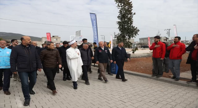 Diyanet İşleri Başkanı Erbaş, Gaziantep Nurdağı’nda konteyner kenti ziyaret etti