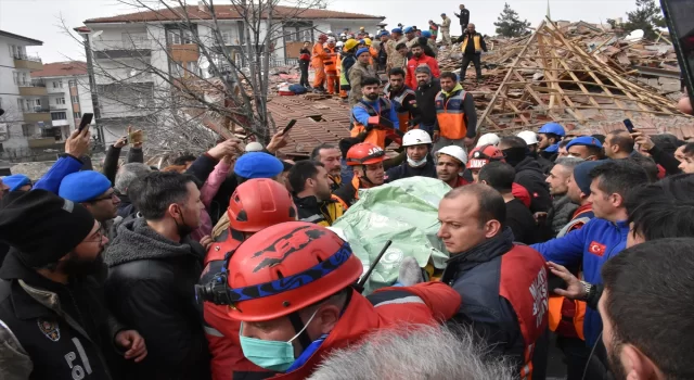 Depremde hasar gören evlerinden eşya almak isteyen baba ve kızı enkazdan kurtarıldı