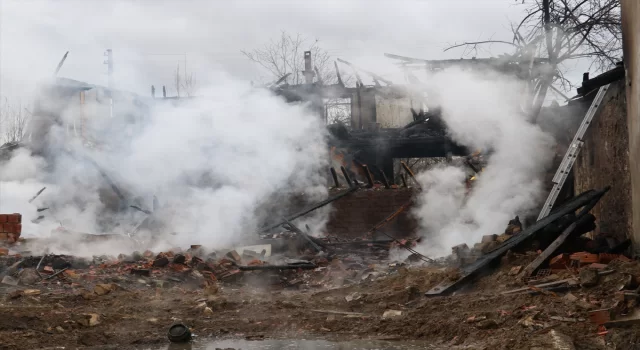 Kastamonu’da çıkan yangında 2 ev ile 1 samanlık yandı, 1 ev zarar gördü