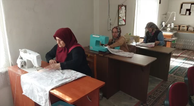 Samsun’da gönüllü kadınlar depremzedeler için mefruşat ürünleri hazırlıyor
