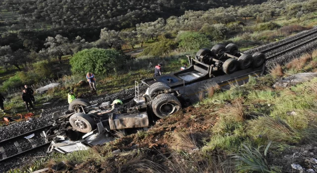 Aydın’da demir yoluna devrilen kamyonun sürücüsü öldü