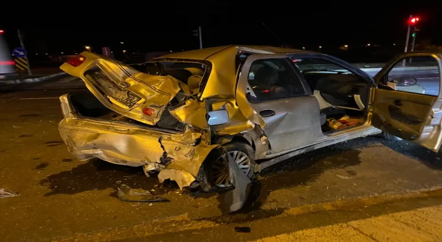 Aksaray’da tır ile otomobilin çarpışması sonucu 3 kişi yaralandı 