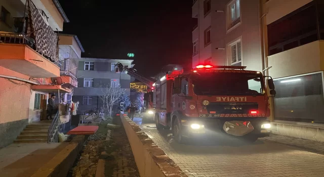 Kayseri’de üç katlı apartmanın en üst katında çıkan yangın söndürüldü