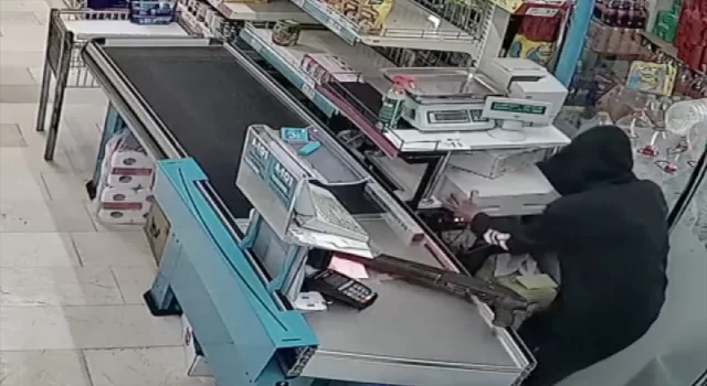 Adana’da tüfek ve bıçakla 2 market soyan sanık kamerada