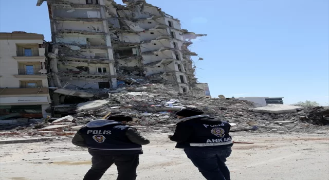 Depremlerin merkez üssünde polisler fedakarca görev yapıyor