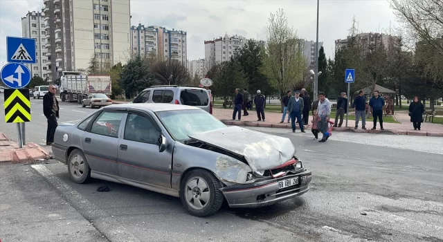 Kayseri’de iki otomobilin çarpıştığı kazada 9 kişi yaralandı