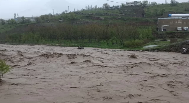 Şırnak’ta aşırı yağışlarla akarsuların debisi yükseldi, Uludere yolu ulaşıma kapandı