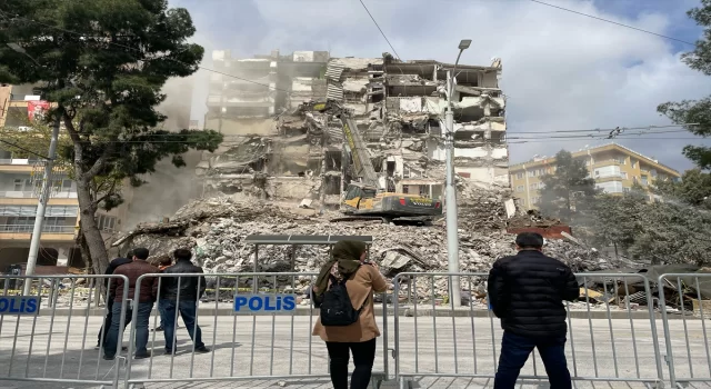 Şanlıurfa’da hasarlı binaların yıkımı sürüyor 