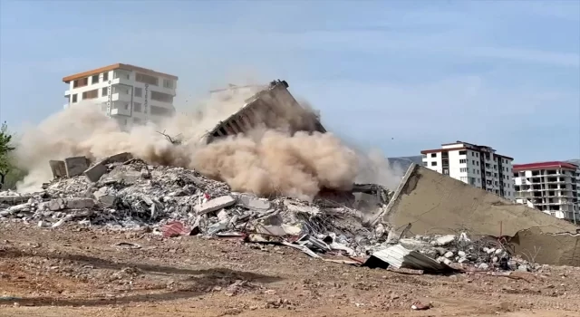 Kahramanmaraş’ta Ebrar Sitesi’nde ağır hasar alan binalar kontrollü şekilde yıkılıyor