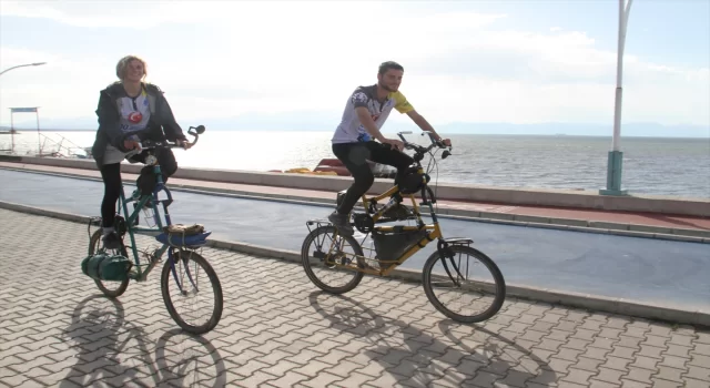 İspanya’dan bisikletleriyle Avrupa ve Asya turuna çıkan iki turist, Konya’da mola verdi